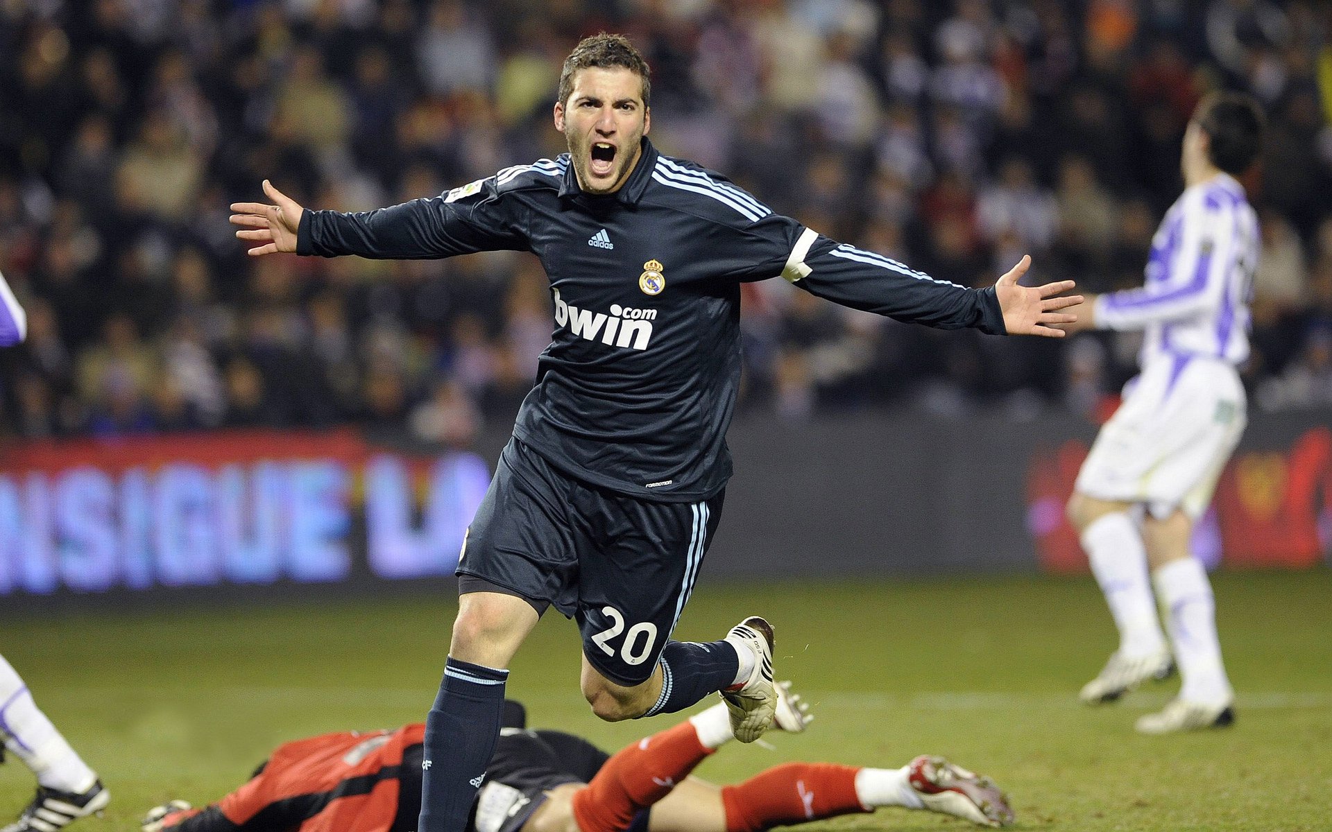 哈兰德双响破纪录,曼城5-1横扫狼队领跑英超!挪威神锋冲击赛季40球大关