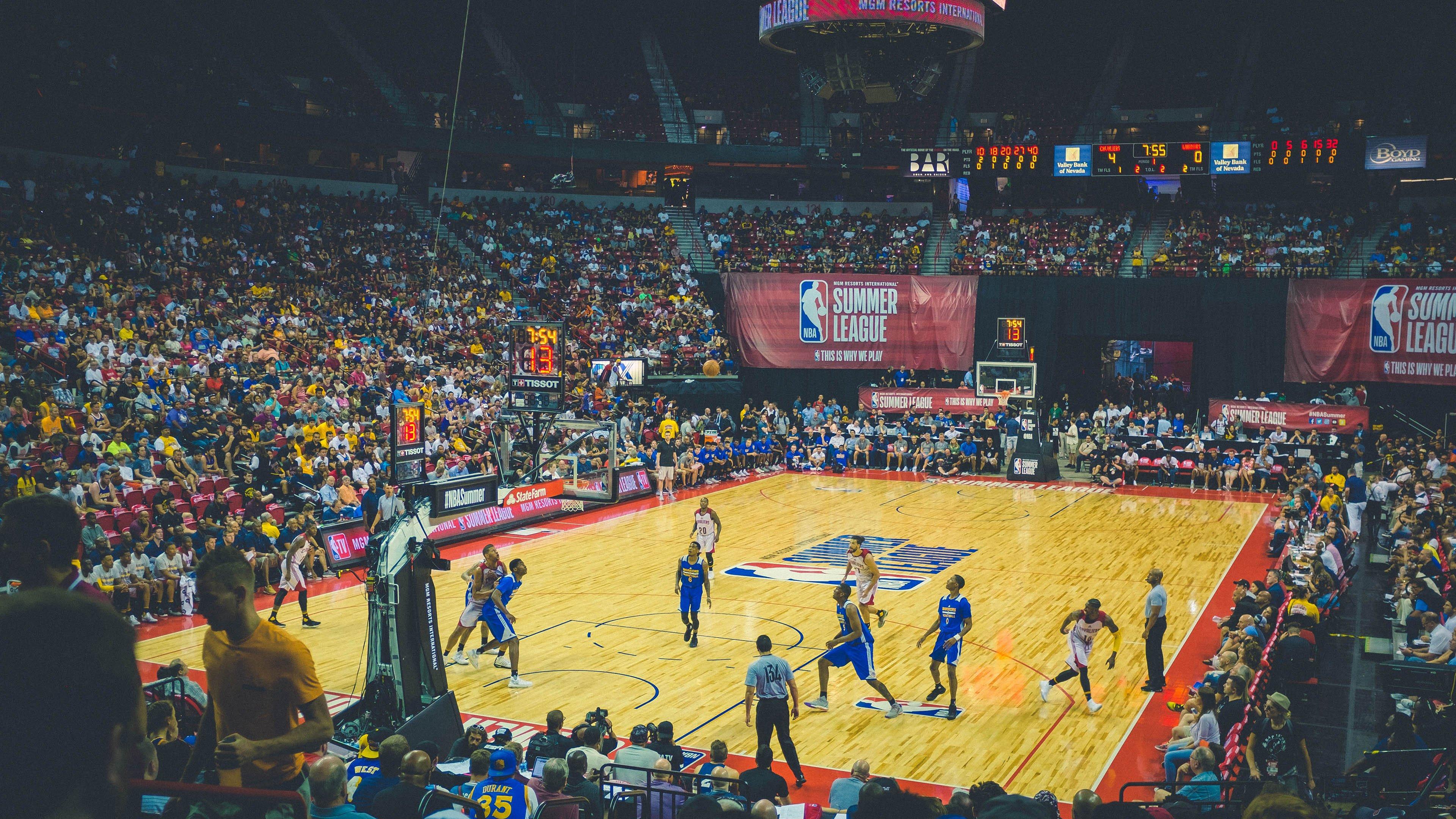 英超争冠白热化,曼城、阿森纳、利物浦三强鏖战,赛季末悬念迭起