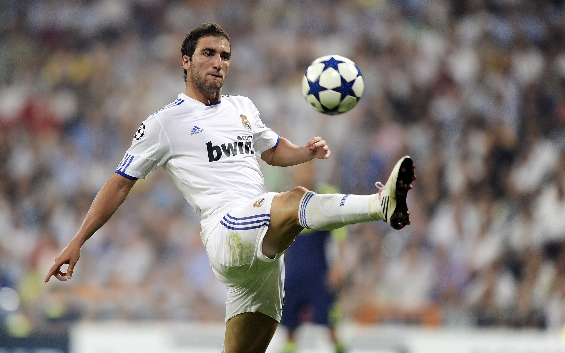 NBA总决赛激战正酣 凯尔特人与勇士上演巅峰对决